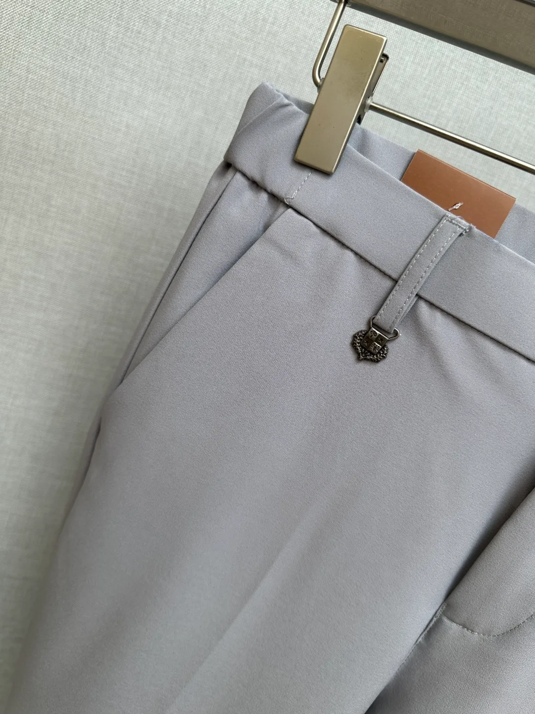 LP spring and summer New Arrival men's casual trousers, the final channel product has appeared! ! Simultaneous sales at the counter! It is no exaggeration to say that these trousers are products from the original OEM channel, not bragging about the original OEM. They are completely products from the domestic ready-to-wear OEM factory officially authorized by Ermenegildo Zegna! Therefore, the quantity and size are extremely scarce, so if you grab it, you will make a profit! The best pantsuits ever officially unveiled! ! ! ! ! ! It has always been one of the must-have accessories for successful business people! The brand's high-end style and powerful aura are not something that everyone can easily overcome. No matter what season the styles are, they are all standard styles! However, the fabric style is between business casual and daily wear. Customized original hardware and logo accessories! To be able to design a pair of trousers so suitable for the public, we can only focus on men's business casual wear. Whether you are wearing it for casual occasions or business occasions, this style can be matched just right. To wear it, you must wear it well and be able to wear it according to your own taste! Pants that give yourself unlimited bonus points! Size: 29-38